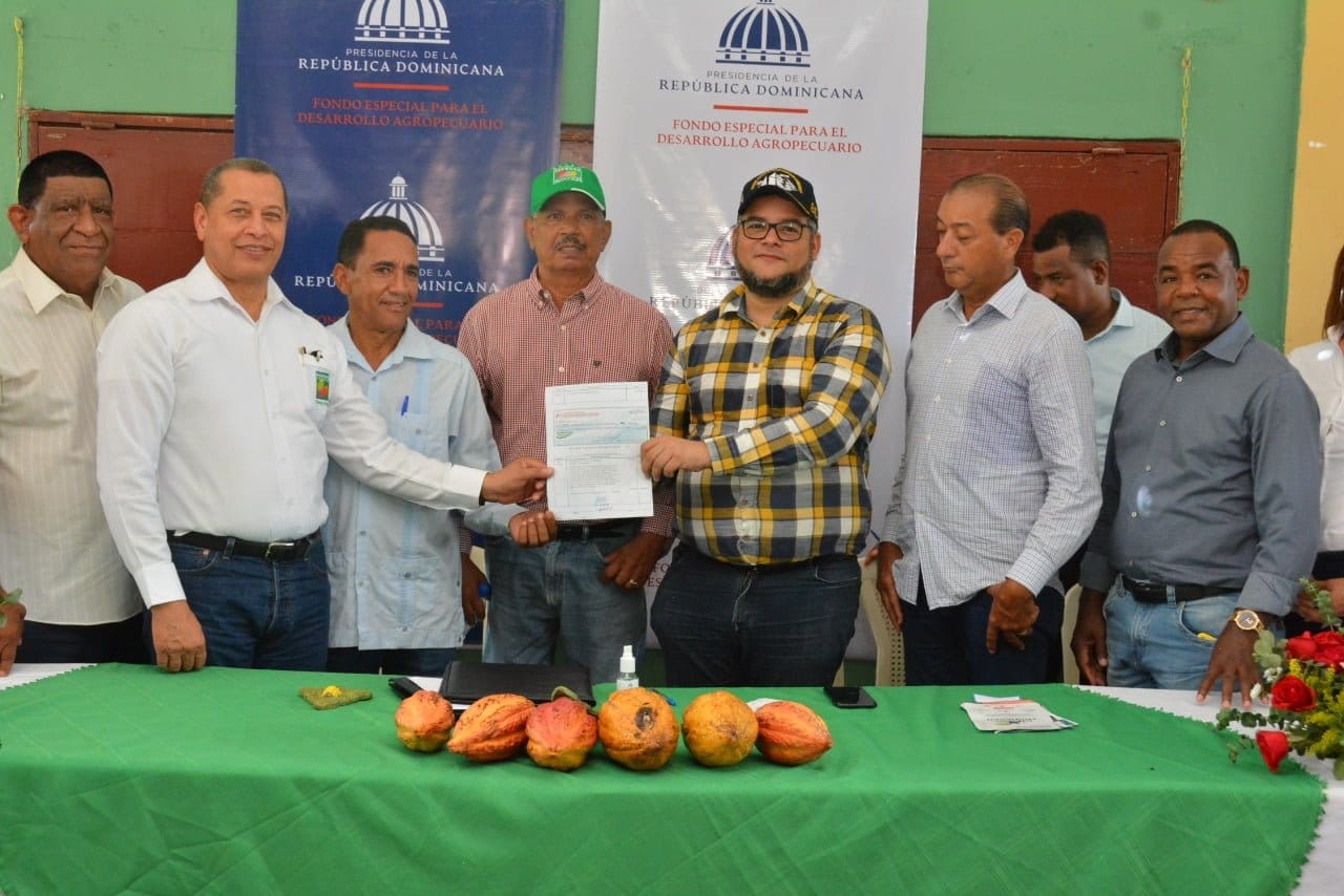 FEDA entrega más de 6 millones de pesos para construir viveros de cacao en Yamasá FEDA entrega más de 6 millones de pesos para construir viveros de cacao en Yamasá