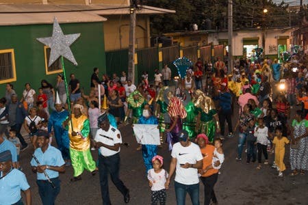Llevan alegría a las familias con la tradicional Cabalgata de Reyes Magos