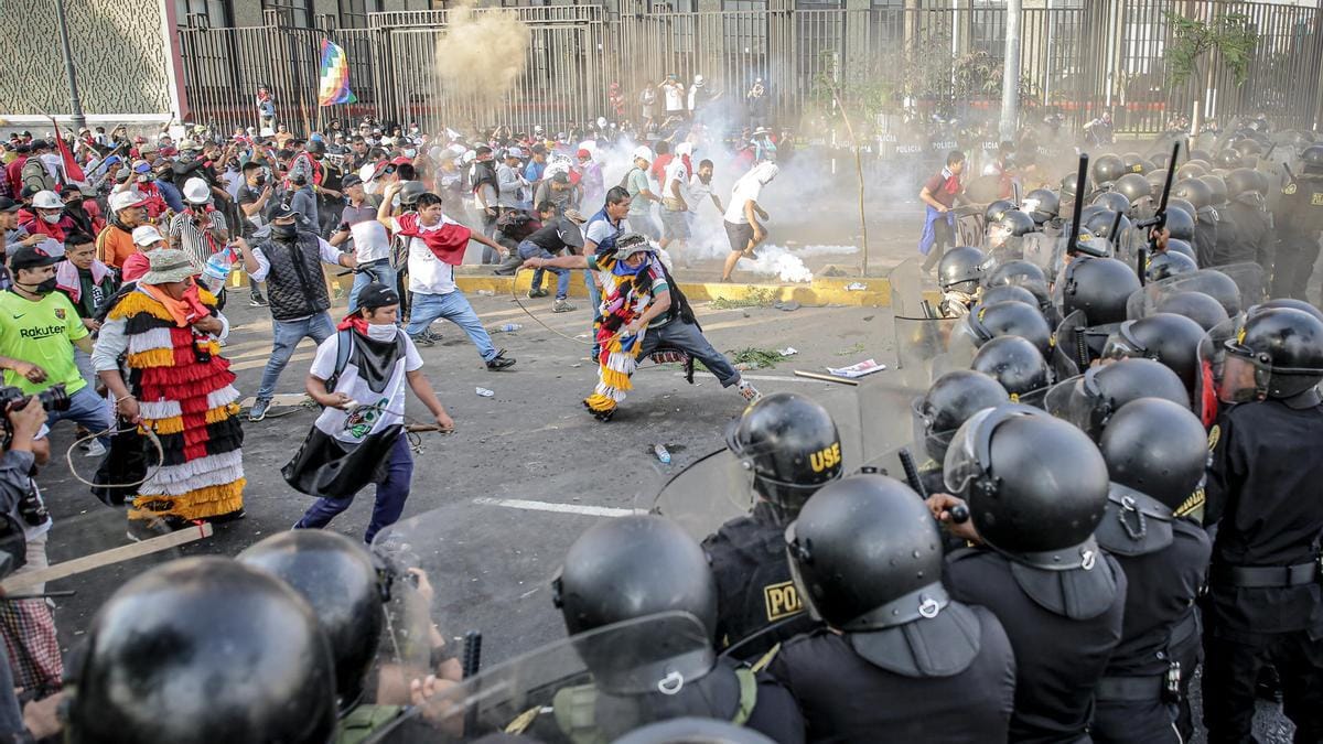 Más de 200 detenidos en Perú tras irrumpir la Policía en una universidad ocupada por manifestantes Más de 200 detenidos en Perú tras irrumpir la Policía en una universidad ocupada por manifestantes