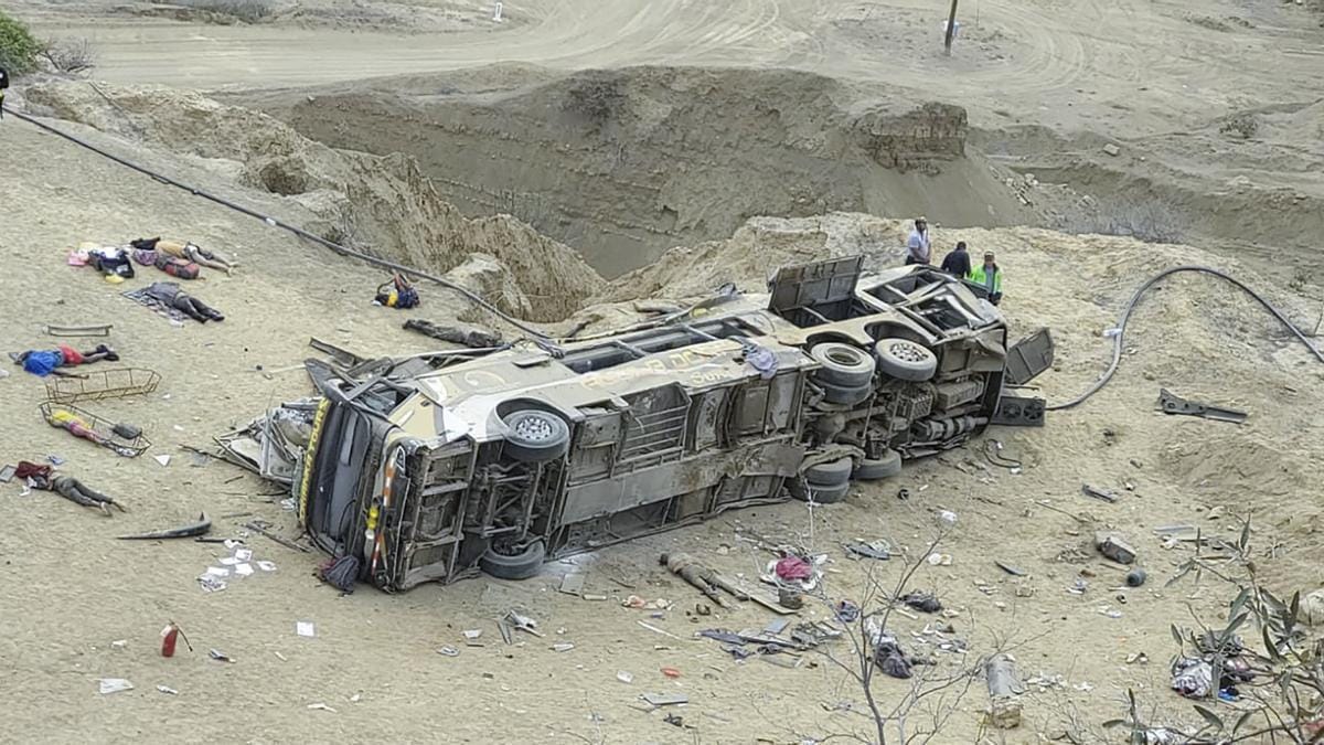Mueren al menos 24 personas en Perú al despeñarse un autobús por un precipicio Mueren al menos 24 personas en Perú al despeñarse un autobús por un precipicio
