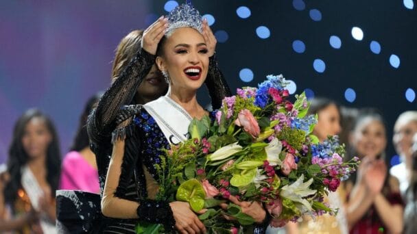 Nueva Miss Universo renuncia a la corona de Miss USA