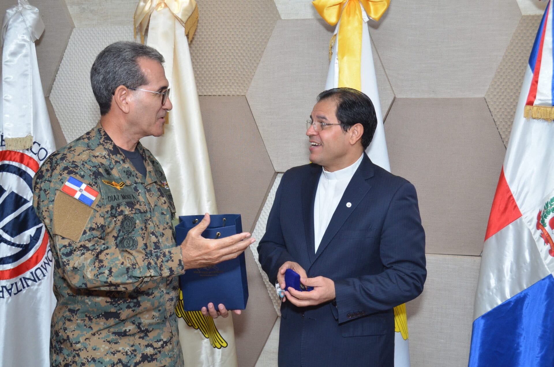 PUCMM dará facilidades de becas a militares PUCMM dará facilidades de becas a militares