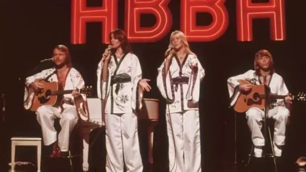 Uno de los éxitos de Abba financia la educación de niñas en Centroamérica