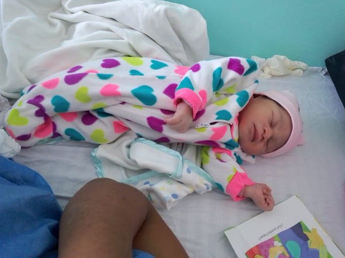 Ya está en brazos de su madre, la bebé fue secuestrada en la maternidad de Los Mina Ya está en brazos de su madre, la bebé fue secuestrada en la maternidad de Los Mina