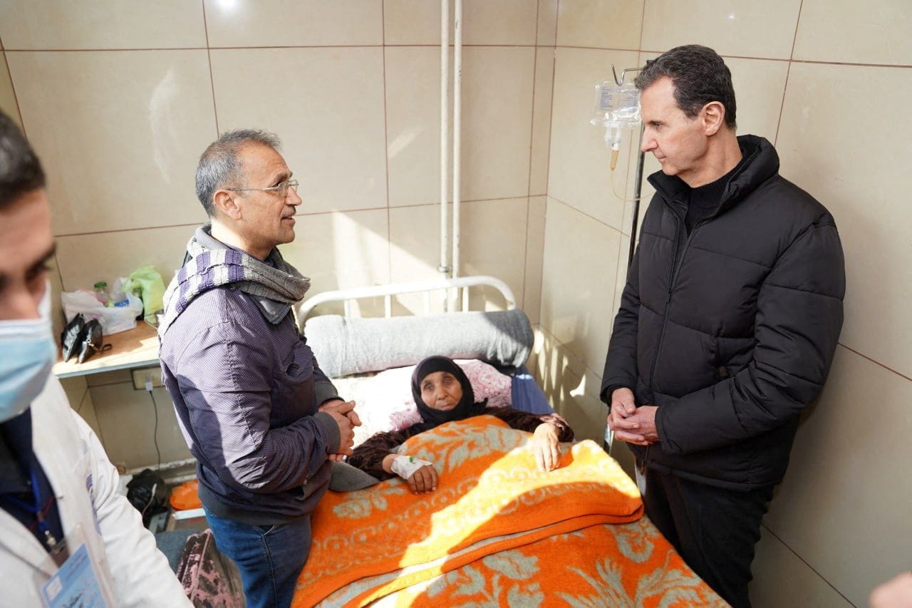 Al Asad aparece en público por primera vez desde el seísmo en una visita a un hospital de Alepo