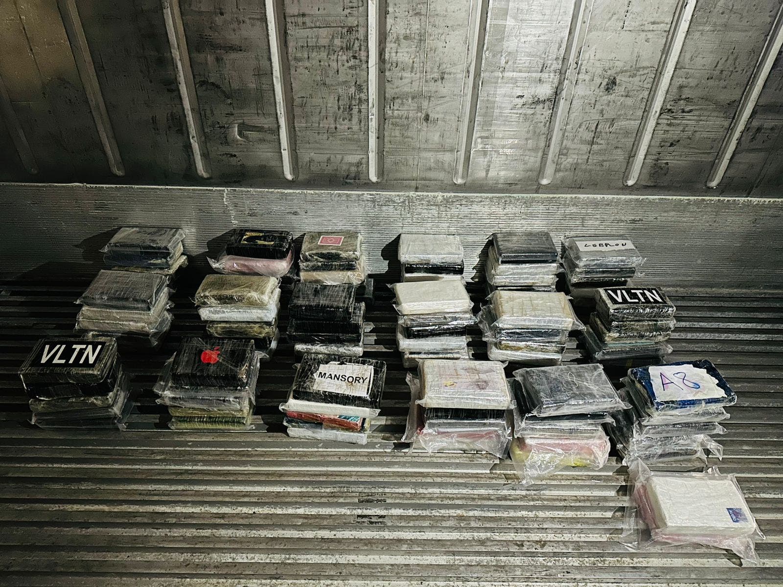 Autoridades ocupan 92 paquetes de droga en heladera de un contenedor en Puerto Multimodal Caucedo Autoridades ocupan 92 paquetes de droga en heladera de un contenedor en Puerto Multimodal Caucedo