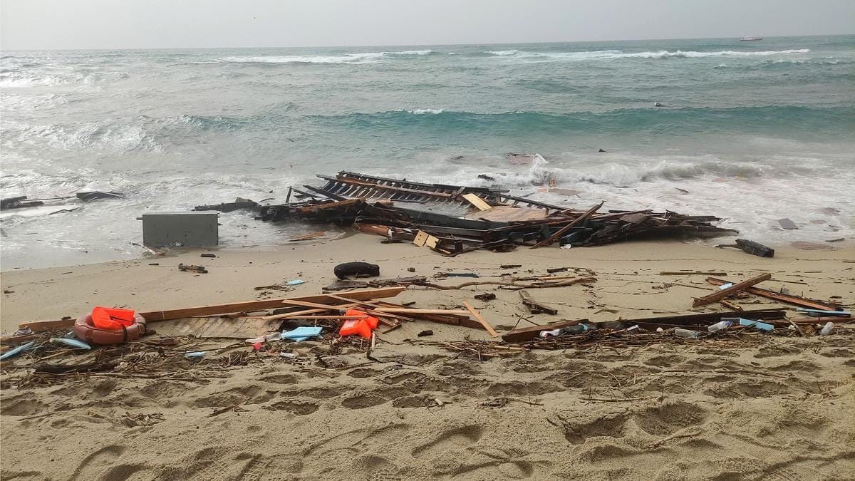 Decenas de muertos al naufragar una barca con 250 migrantes a bordo cerca de las costas de Calabria Decenas de muertos al naufragar una barca con 250 migrantes a bordo cerca de las costas de Calabria