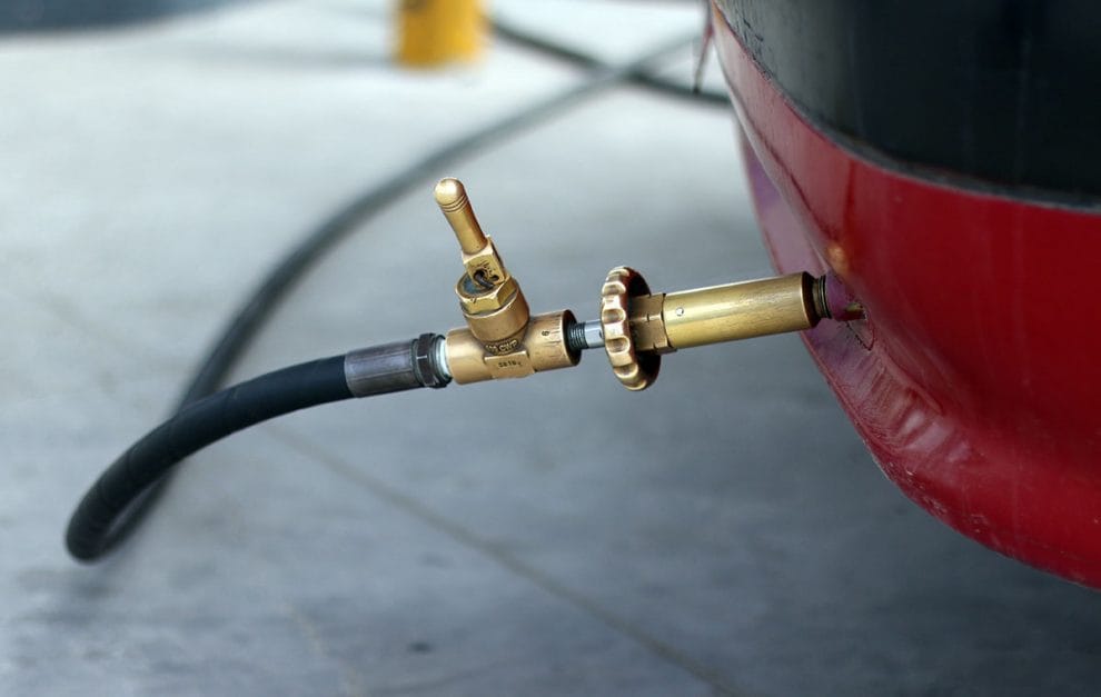 Detienen a dos hombres por defraudar a empresa vendedora de combustible con casi dos millones de pesos