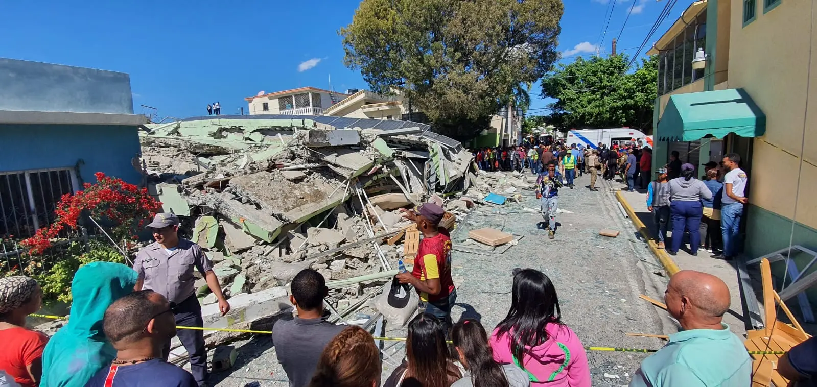 Detienen a propietarios del edificio Multi Muebles derrumbado en La Vega