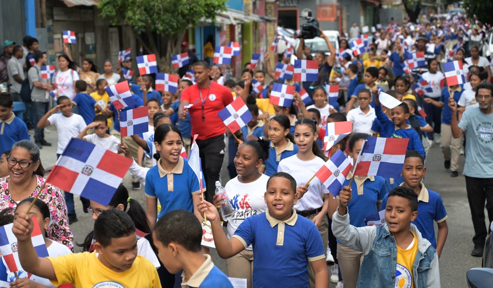 Fundación Mauricio Báez y club realizan la “Marcha por la Patria” Fundación Mauricio Báez y club realizan la “Marcha por la Patria”