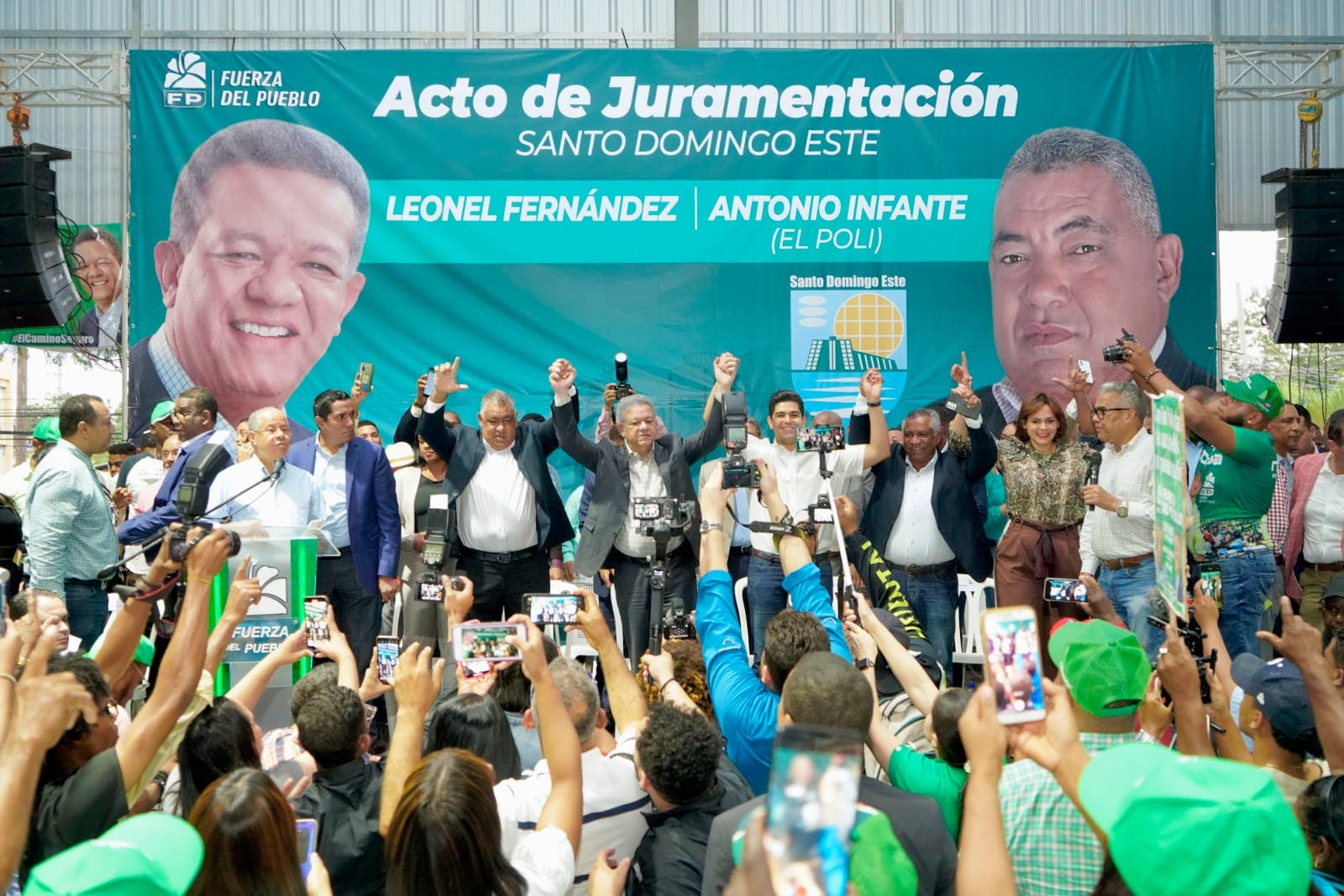 Leonel juramenta a un concejal del PRM en la FP