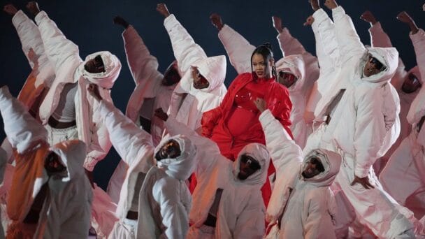 Rihanna brilla en un singular show de Super Bowl