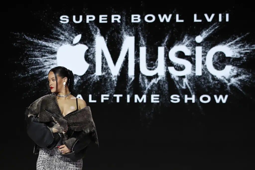Rihanna dice que la maternidad la impulsó a realizar el Super Bowl
