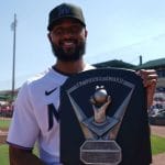 Sandy Alcántara recibe su placa del Premio Cy Young