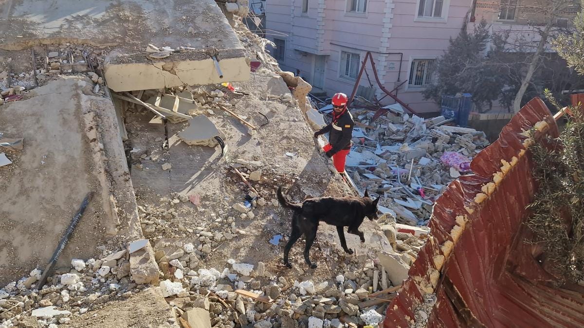 Turquía detiene al constructor de un edificio de lujo derrumbado