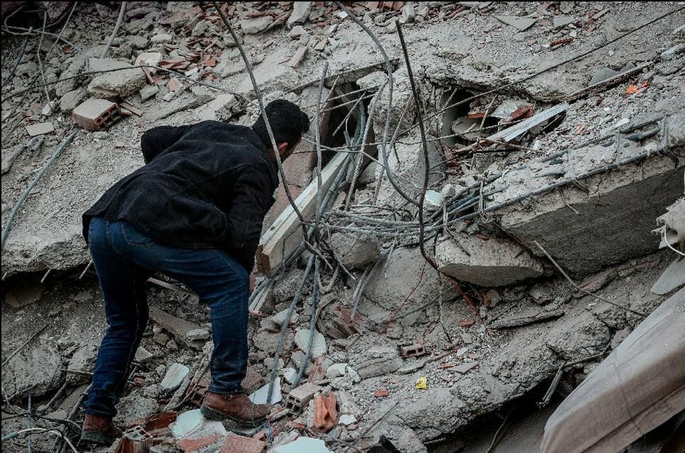 Turquía ordena el arresto de cien constructores por negligencia mientras el número de muertos roza ya 30.000