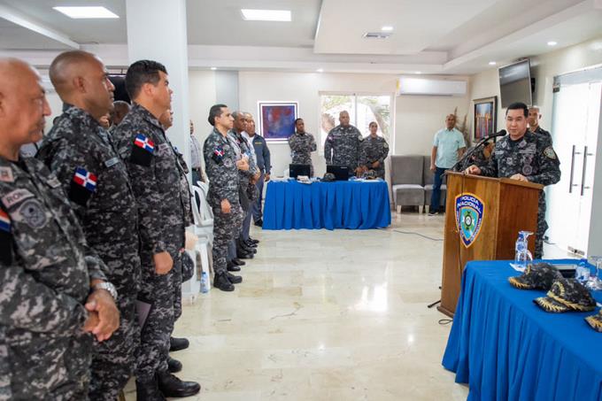 Acorralan a policías y los exhortan a ser honestos Acorralan a policías y los exhortan a ser honestos