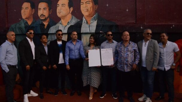 Alcalde de Santiago rindió homenaje al grupo típico Banda Real