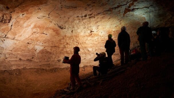 Descubierto un centenar de grabados prehistóricos en la cueva de la Vila de Tarragona | Ciencia