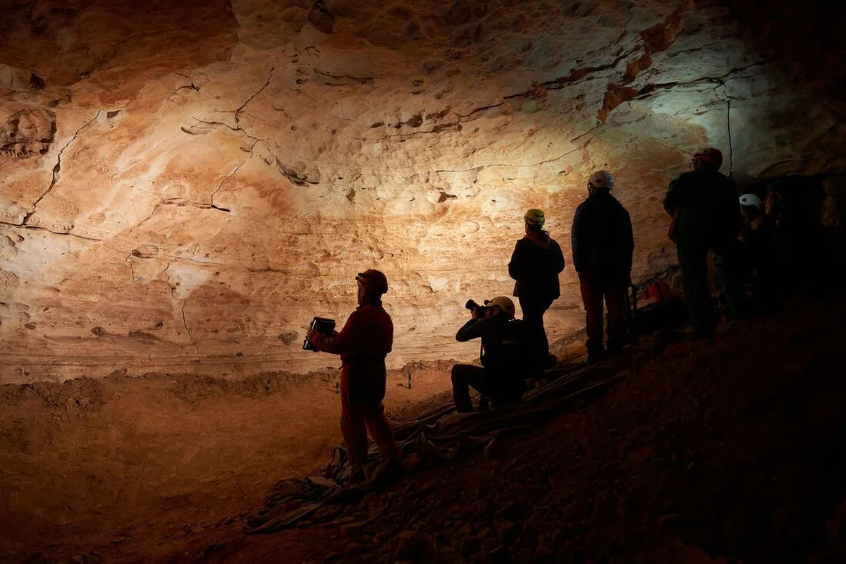 Descubierto un centenar de grabados prehistóricos en la cueva de la Vila de Tarragona | Ciencia