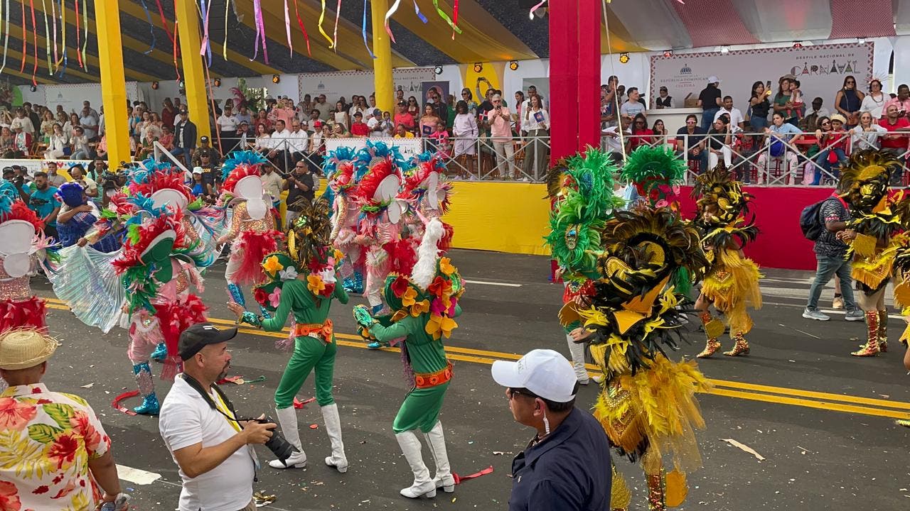 Grupos carnavaleros llenan de color el malecón con el Desfile Nacional de Carnaval
