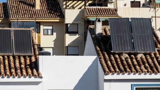 La astrofísica de los paneles solares: ¿cómo funcionan el autoconsumo y los excedentes energéticos? | Vacío Cósmico