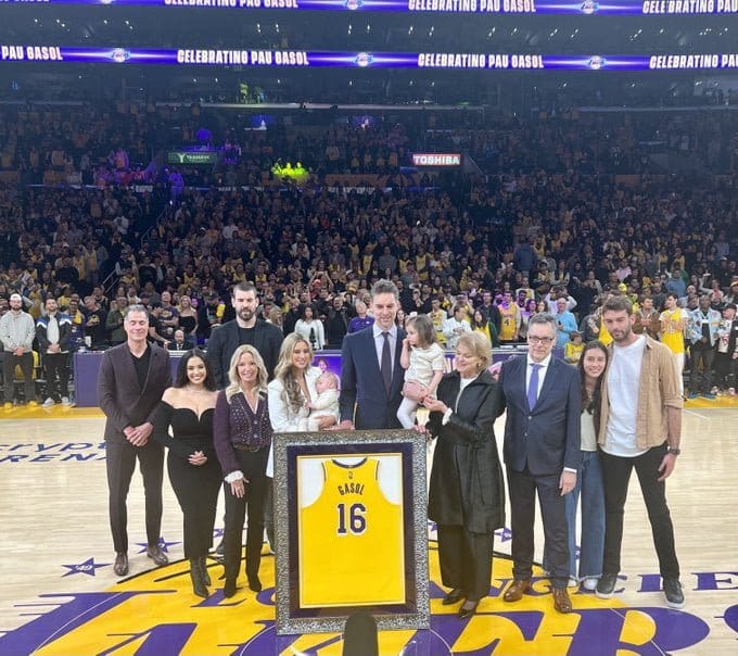 Los Lakers retiran la camiseta de Pau Gasol en un emotivo acto Los Lakers retiran la camiseta de Pau Gasol en un emotivo acto