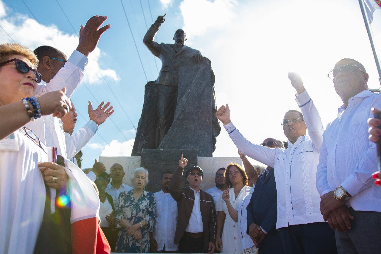 Manuel Jiménez inaugura estatua monumental en honor a Peña Gómez