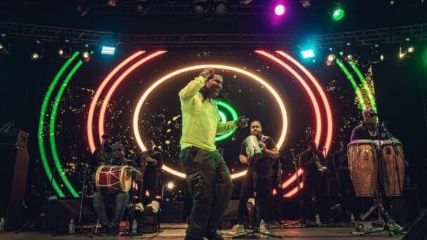 Merenguero Omega abrazado por sus fans en Europa y México