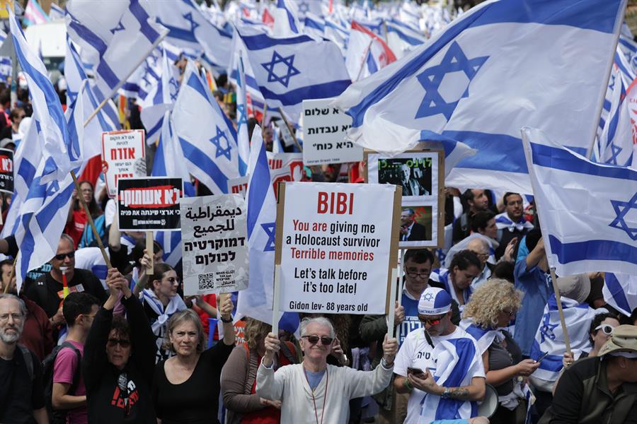 Netanyahu paraliza reforma judicial presionado por multitudinarias protestas