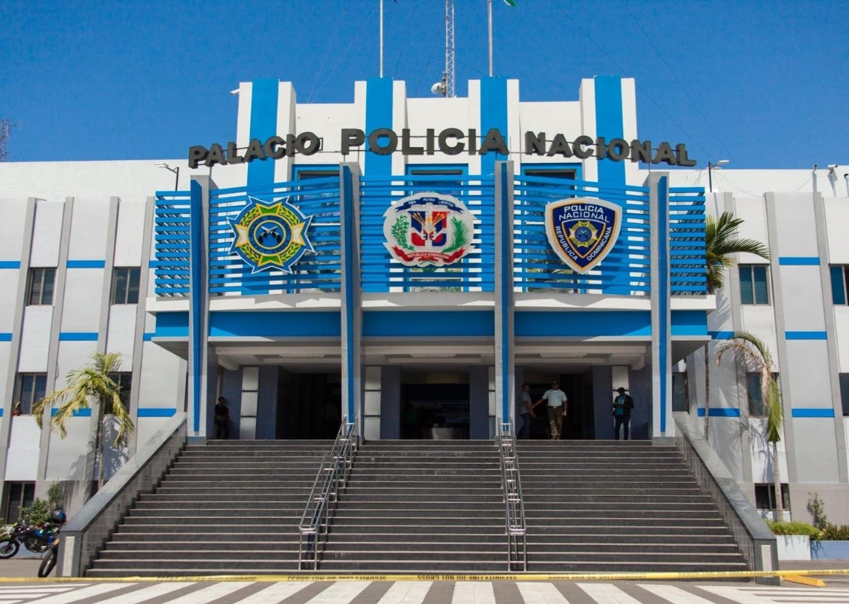 Policía Nacional captura a hombre captado en video sacando violentamente a su hija de escuela en Nagua