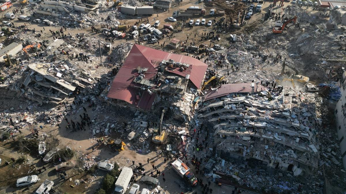 Reconstruir Turquía tras los terremotos costará más de 100.000 millones Reconstruir Turquía tras los terremotos costará más de 100.000 millones