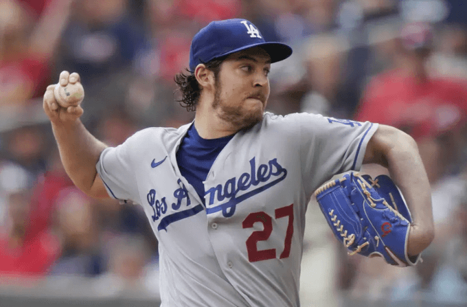 Trevor Bauer firma con BayStars en la Liga de Béisbol de Japón