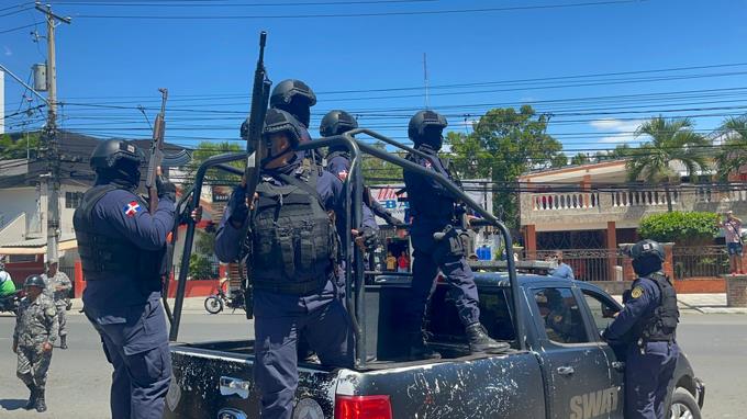 Al menos tres mil agentes salieron a las calles de Santiago por convocatoria de paro Al menos tres mil agentes salieron a las calles de Santiago por convocatoria de paro