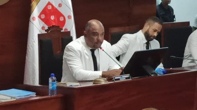 Ambioris González es reelecto por cuarta vez como presidente del Concejo Municipal de Santiago