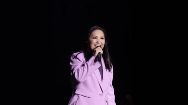 Ana Gabriel, con su cálida voz y sus hermosas canciones domina en el Palacio de los Deportes
