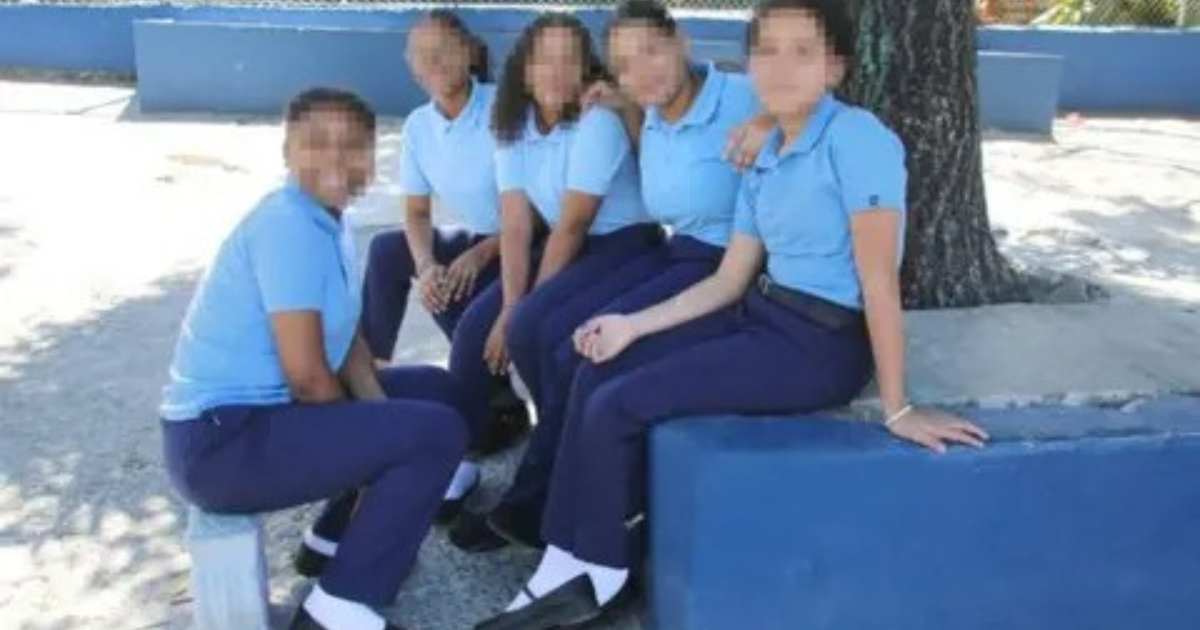 Cambio de uniforme escolar: un capricho del Ministerio de Educación que costará 2 mil millones de pesos y afectará a las pequeñas empresas Cambio de uniforme escolar: un capricho del Ministerio de Educación que costará 2 mil millones de pesos y afectará a las pequeñas empresas