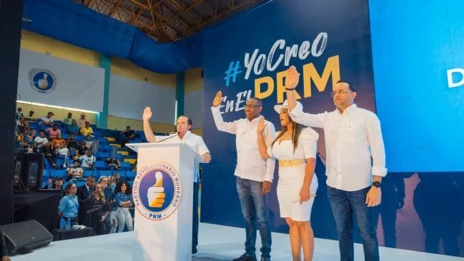 El PRM juramenta al diputado Carlos Sánchez y a más de 20 exdirigentes peledeístas El PRM juramenta al diputado Carlos Sánchez y a más de 20 exdirigentes peledeístas