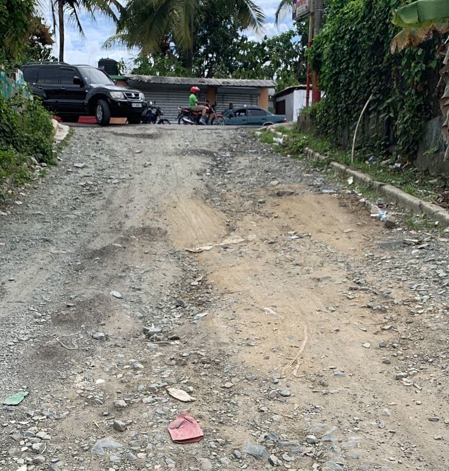 Exigen pavimentación de calle principal en el sector El Pedregal de Lechería, San Cristóbal Exigen pavimentación de calle principal en el sector El Pedregal de Lechería, San Cristóbal