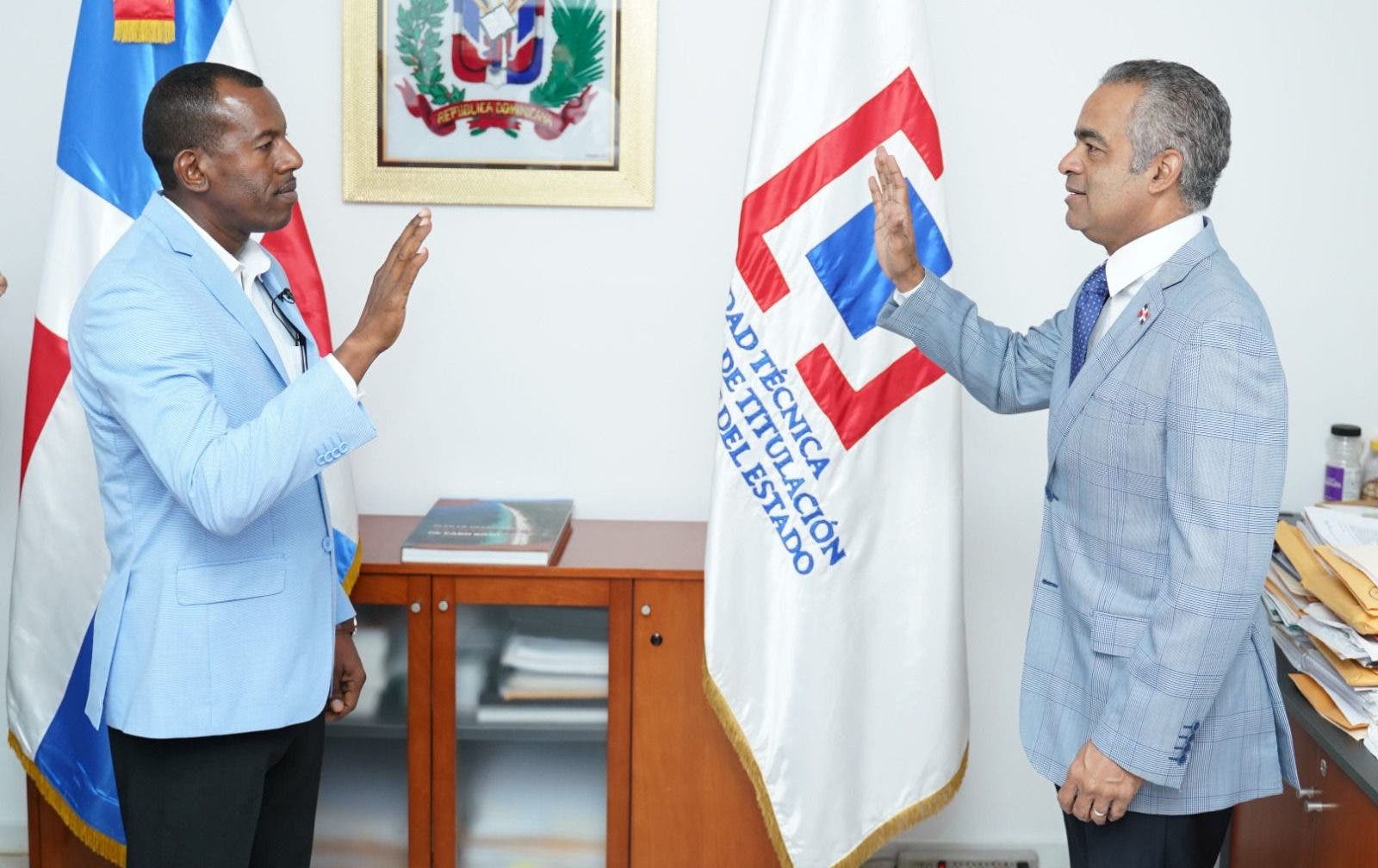 Joel Santos juramentó a Duarte Méndez Peña como director interino de Titulación Joel Santos juramentó a Duarte Méndez Peña como director interino de Titulación