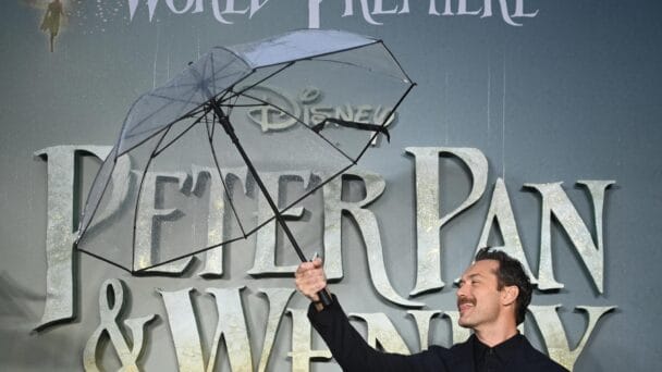 Jude Law humaniza al capitán Garfio en un Peter Pan “más moderno»