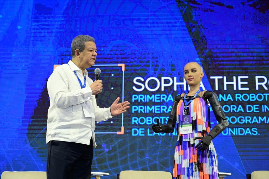 La robot Sophia protagoniza foro de inteligencia artificial en República Dominicana La robot Sophia protagoniza foro de inteligencia artificial en República Dominicana