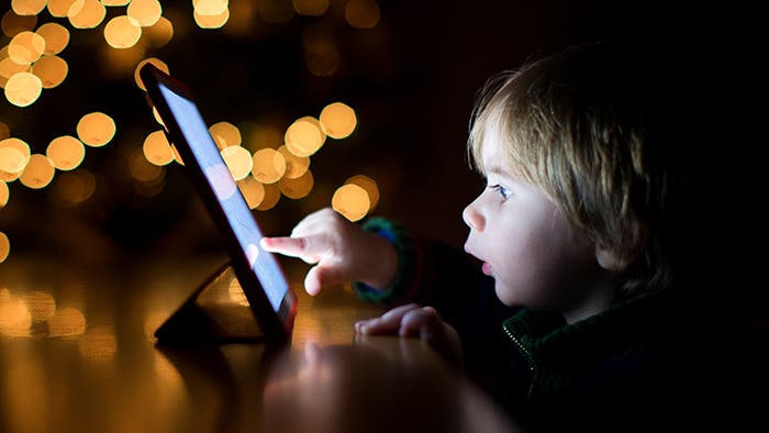 Los niños pasan una media de 80 minutos frente a las pantallas, más de lo recomendado