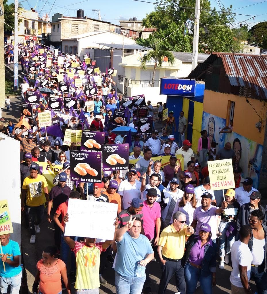 Mocanos y PLD marchan contra el alto costo de vida y la inseguridad Mocanos y PLD marchan contra el alto costo de vida y la inseguridad