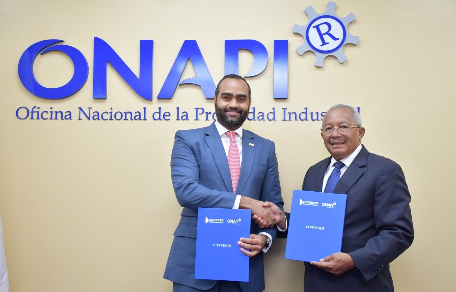 Onapi y CODESSD firman convenio para impulsar la formalización de empresas