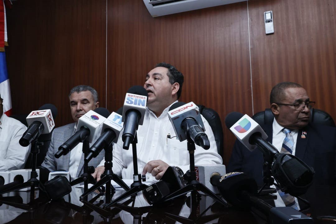 SNS suspende al director de la Maternidad Los Mina y al encargado de Perinatología, tras la muerte de 34 recién nacidos SNS suspende al director de la Maternidad Los Mina y al encargado de Perinatología, tras la muerte de 34 recién nacidos