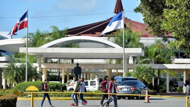 UASD desata críticas: cambia modalidad y obliga a estudiantes de la SEDE a asistir a graduación presencial en San Juan