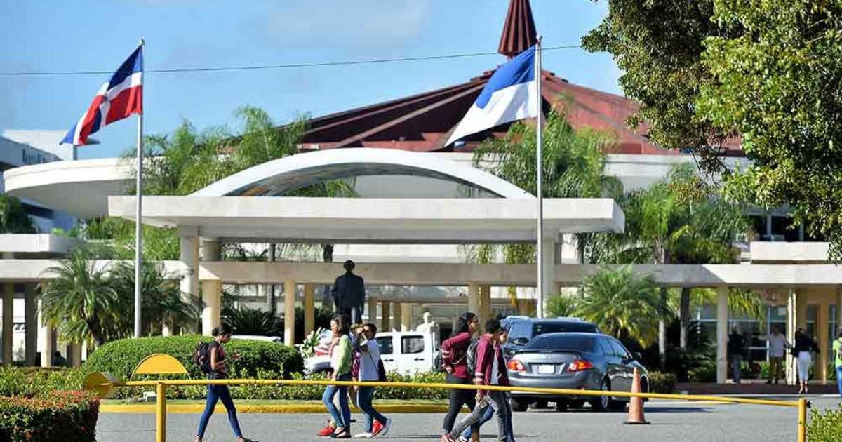 UASD desata críticas: cambia modalidad y obliga a estudiantes de la SEDE a asistir a graduación presencial en San Juan UASD desata críticas: cambia modalidad y obliga a estudiantes de la SEDE a asistir a graduación presencial en San Juan
