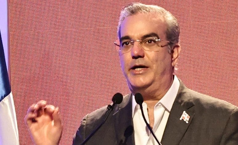 Abinader cancela funcionarios en San Juan por apropiación de terrenos