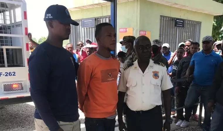 Autoridades deportan a otro presunto pandillero haitiano
